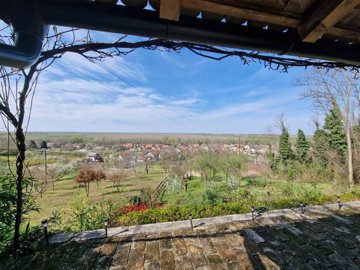 bajkovita-kucica-s-predivnim-pogledom-u-zelenoj-oazi-aljmas_1