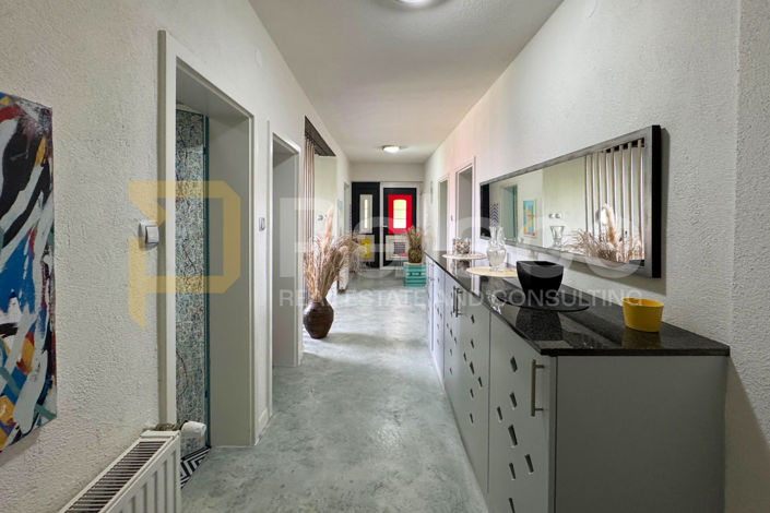 Image No.4-8 Bed House for sale