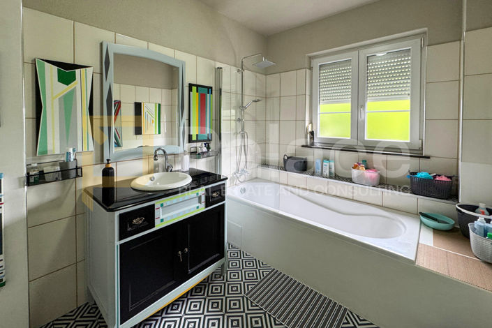 Image No.6-8 Bed House for sale
