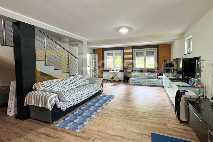 Image No.9-8 Bed House for sale