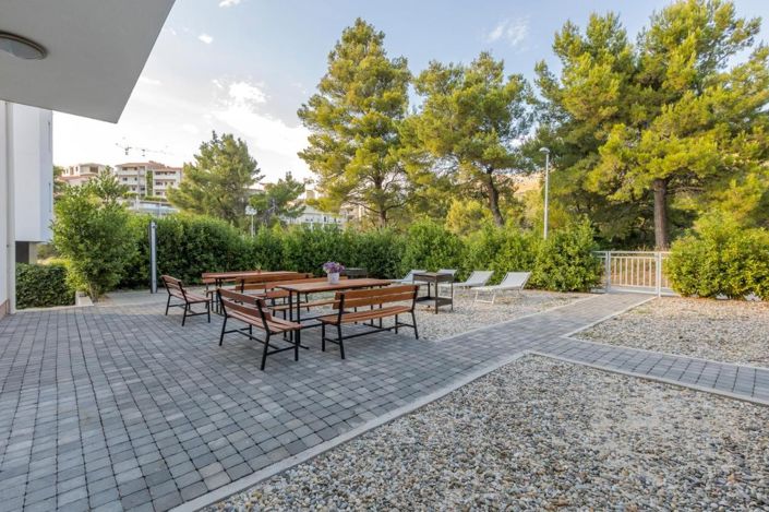 Image No.2-12 Bed House for sale
