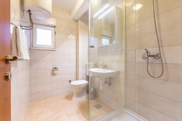 Image No.8-12 Bed House for sale