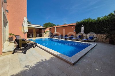 luksuzna-vila-s-bazenom-i-jacuzzijem-u-blizini-medulina_2