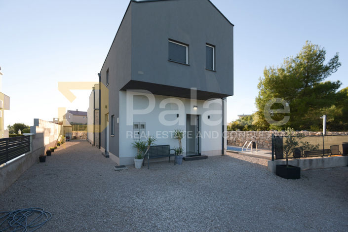 Image No.20-4 Bed House for sale