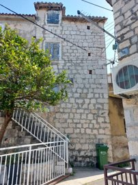 prava-prilika-za-investiciju-kuca-prvi-red-do-mora-trogir_6