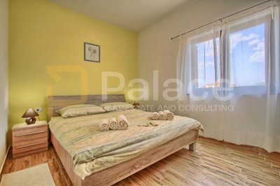 luksuzna-vila-u-stokovcima-s-bazenom-minigolfom-i-terenom_9
