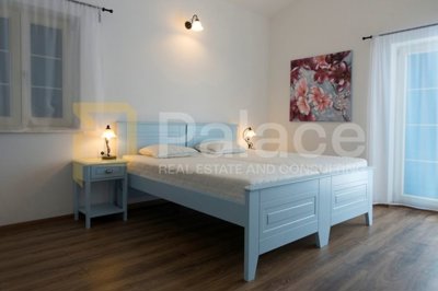 luksuzna-vila-u-rebicima-s-bazenom-jacuzziem-i-pogledom-na_9