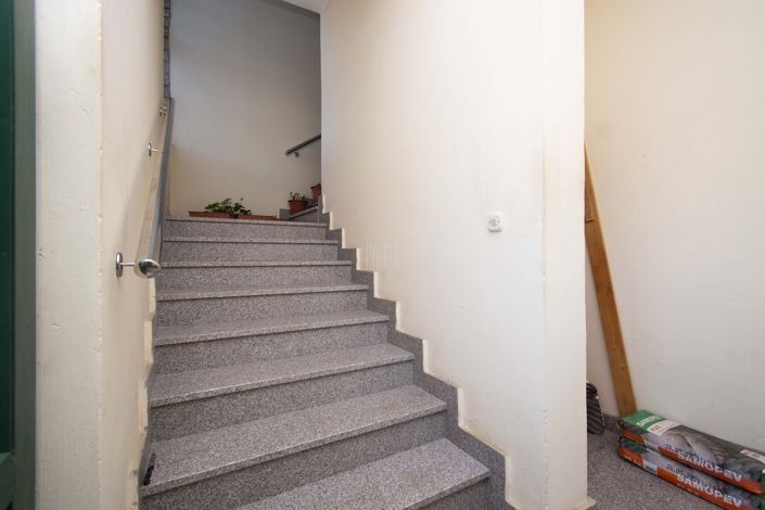 Image No.6-8 Bed House for sale