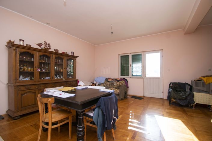 Image No.8-8 Bed House for sale