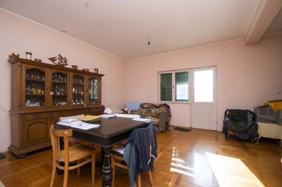 kuca-s-5-poslovnih-prostora-i-3-stana-bilice-kod-sibenika_8