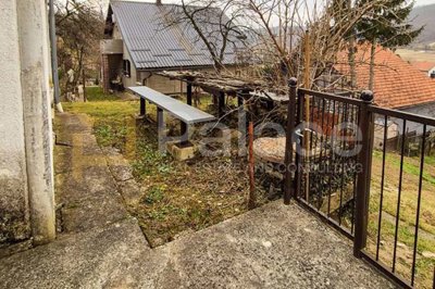 vikendica-za-renovaciju-sa-papirima-i-prikljuccima_11