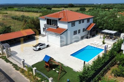 vila-sa-grijanim-bazenom-konobom-i-apartmanima-zemunik-donji_1