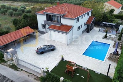vila-sa-grijanim-bazenom-konobom-i-apartmanima-zemunik-donji_2