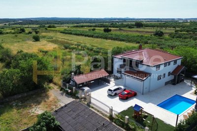 vila-sa-grijanim-bazenom-konobom-i-apartmanima-zemunik-donji_3