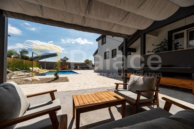 vila-sa-grijanim-bazenom-konobom-i-apartmanima-zemunik-donji_5