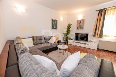 vila-sa-grijanim-bazenom-konobom-i-apartmanima-zemunik-donji_6