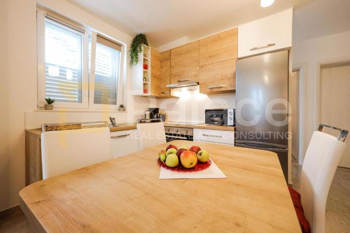 Image No.8-5 Bed House for sale