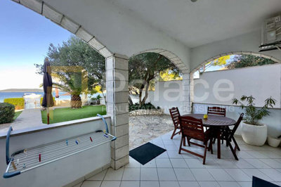 zaboric-vila-sa-7-apartmana-i-pomocnim-objektom-na-samom_13