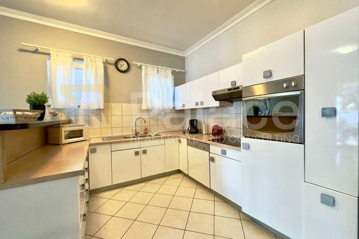 Image No.26-10 Bed House for sale