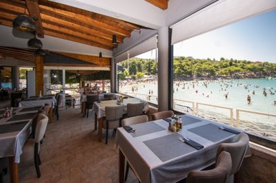 prilika-u-murteru-restoran-na-plazi-s-uhodanim-poslovanjem_7