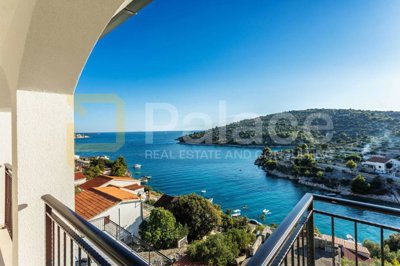 na-prodaju-vila-s-bazenom-i-pogledom-na-more-samo-50-metara_4