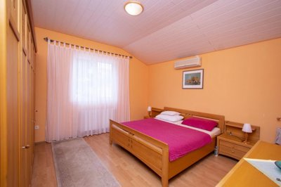 prekrasna-i-prostrana-kuca-katnica-s-bazenom-vodice-281-m2_7