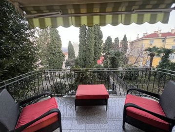 predivna-kuca-s-tri-apartmana-u-centru-grada-150m-od-mora_11