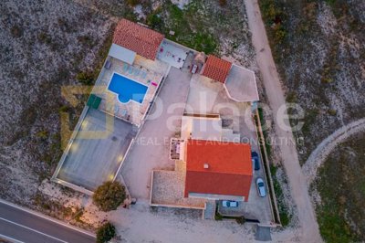 prodaje-se-prekrasna-kamena-vila-s-bazenom-nadomak-zadra_3