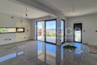 rogoznica-trosoban-stan-s-terasom-i-pogledom-na-more-130m2_10