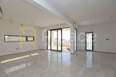 rogoznica-trosoban-stan-s-bazenom-i-pogledom-na-more-127m2_4