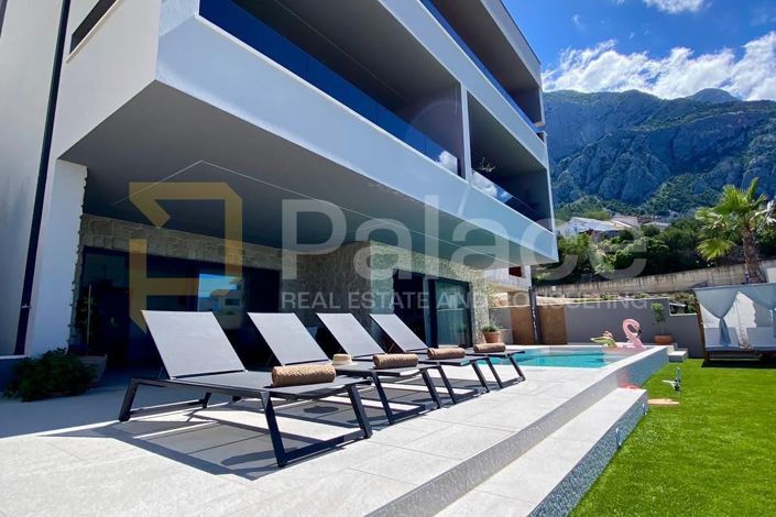 Image No.8-8 Bed Villa for sale