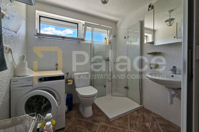 predivan-panoramski-pogled-na-more-kuca-s-apartmanima-i_10