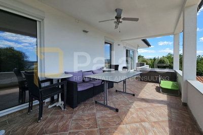 predivan-panoramski-pogled-na-more-kuca-s-apartmanima-i_5