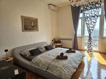 prostran-stan-s-4-balkona-i-terasom-s-pogledom-na-more_13