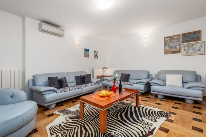Image No.10-12 Bed House for sale