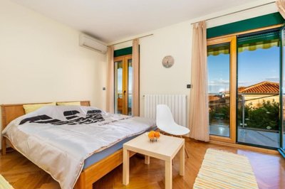 predivna-vila-s-tri-prostrana-apartmana-i-bazenom-opatija_14