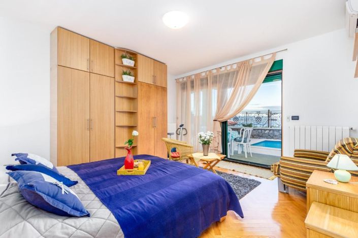 Image No.4-12 Bed House for sale