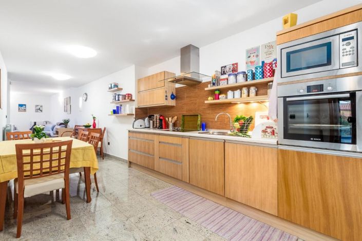 Image No.8-12 Bed House for sale