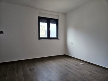 dvoetazni-stan-s-pogledom-na-more-100m2-dramalj_10