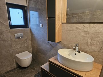 dvoetazni-stan-s-pogledom-na-more-100m2-dramalj_9