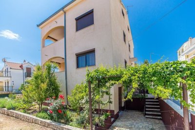 okrug-gornji-kuca-s-apartmanima-na-prodaju_1
