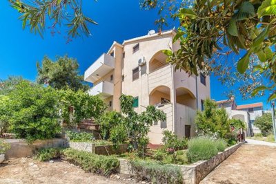 okrug-gornji-kuca-s-apartmanima-na-prodaju_2