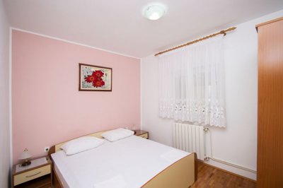 uredjena-samostojeca-kuca-s-4-apartmana-i-dvoristem-murter_10