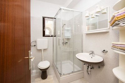 uredjena-samostojeca-kuca-s-4-apartmana-i-dvoristem-murter_11