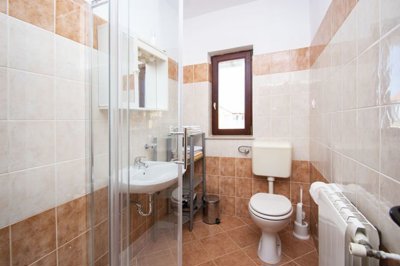 uredjena-samostojeca-kuca-s-4-apartmana-i-dvoristem-murter_6