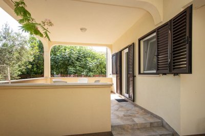 uredjena-samostojeca-kuca-s-4-apartmana-i-dvoristem-murter_8