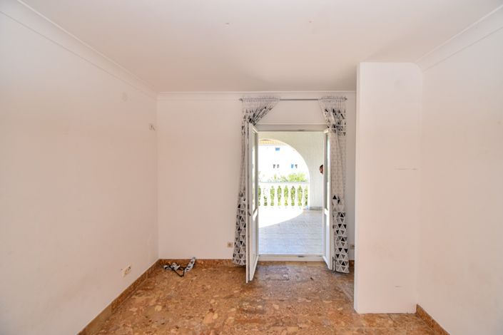 Image No.16-6 Bed House for sale