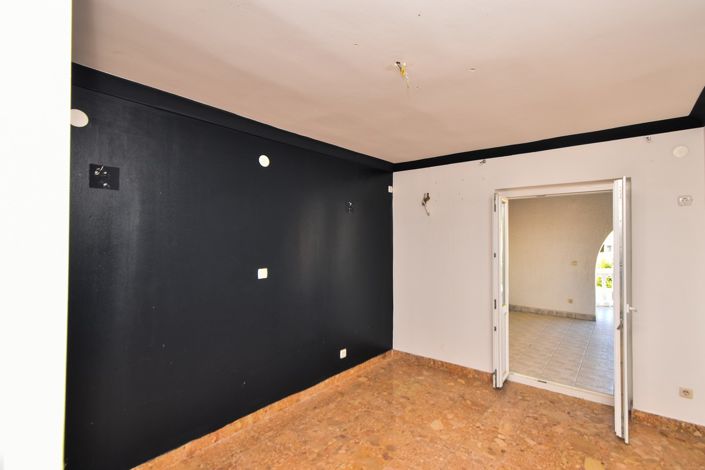 Image No.19-6 Bed House for sale