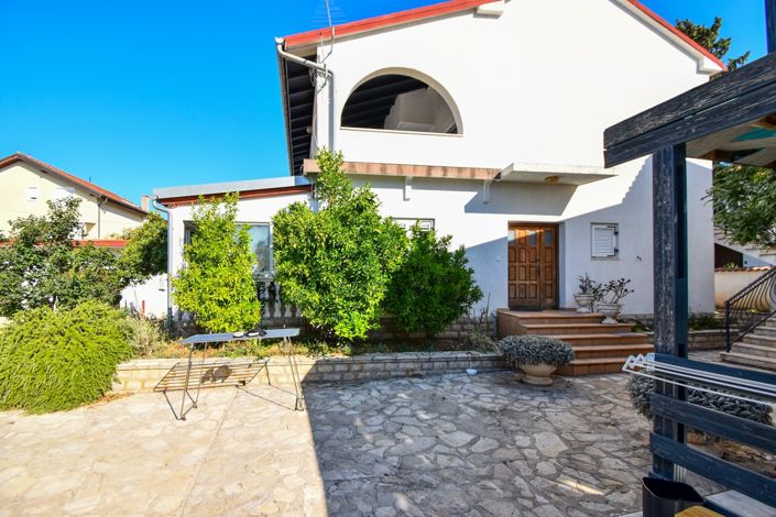 Image No.2-6 Bed House for sale