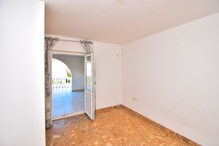 Image No.24-6 Bed House for sale